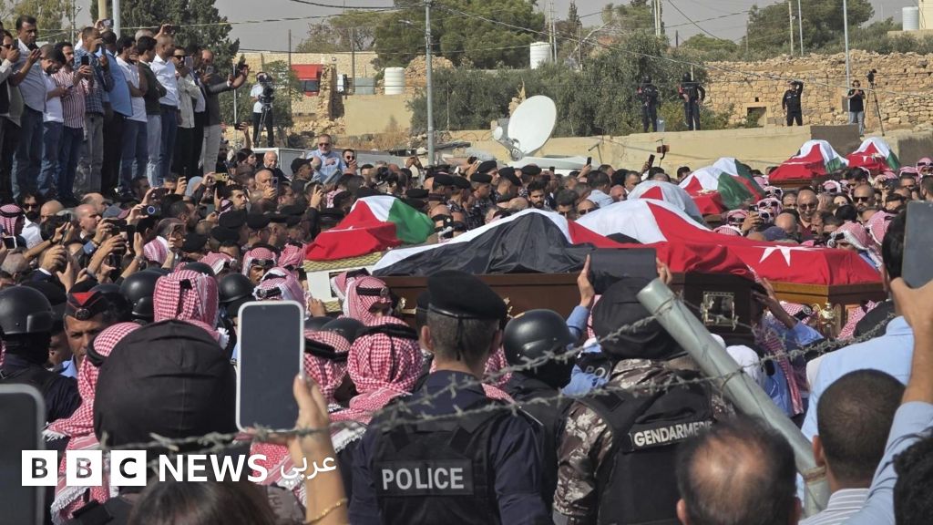 الآلاف يشيعون جثامين ضحايا الهجوم المسلح في الكرك على وقع الترانيم وأكاليل الورد