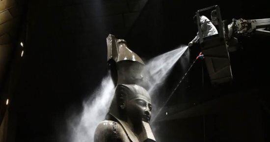 كيف جرت أعمال تنظيف تمثال رمسيس الثاني بالمتحف المصري الكبير؟.. صور
