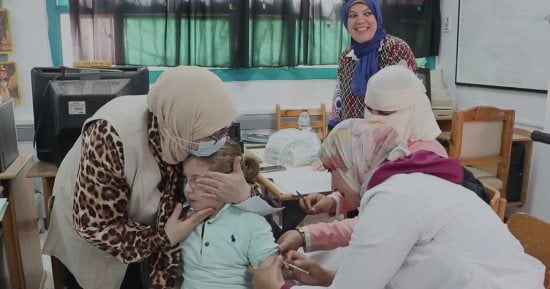 إقبال على تطعيم الأطفال بالوحدات الصحية ضد الحصبة ومدارس كفر الشيخ.. صور