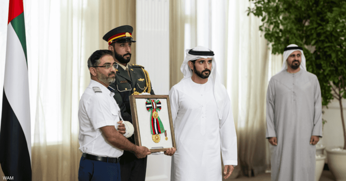 محمد بن زايد يمنح طاقم طائرة "فلاي دبي" وسام زايد الثاني