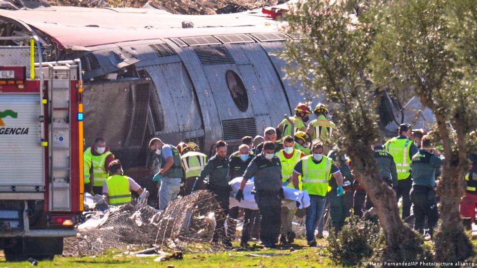 عشرات القتلى في تصادم قطارين في إسبانيا