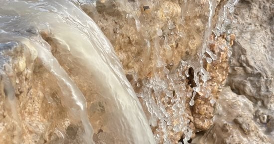 بعد رحلة من نوبيع.. السيول تنحصر فى وادى الأزارق جنوب رفح.. صور